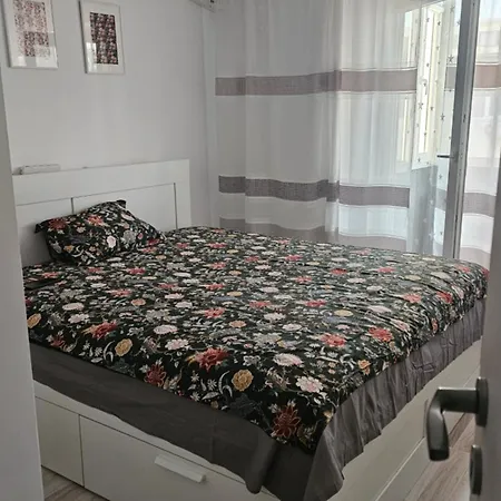 Modern Family Apartment, Free Parking, Self Check-in, Sleeps 5 * Бухарест
