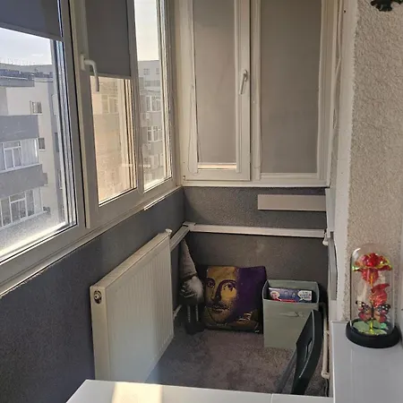 Modern Family Apartment, Free Parking, Self Check-in, Sleeps 5 * 布加勒斯特