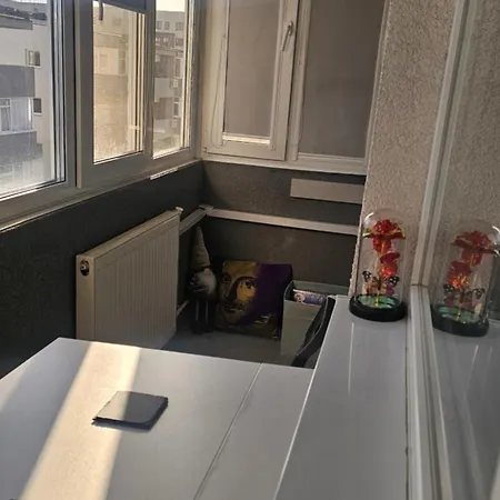 Modern Family Apartment, Free Parking, Self Check-in, Sleeps 5 *