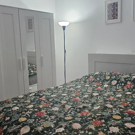 Modern Family Apartment, Free Parking, Self Check-in, Sleeps 5 布加勒斯特