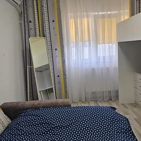 Modern Family Apartment, Free Parking, Self Check-in, Sleeps 5 *