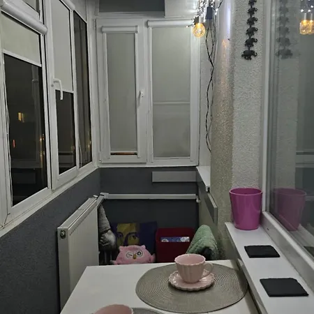 Modern Family Apartment, Free Parking, Self Check-in, Sleeps 5 *