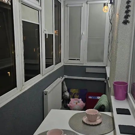 Modern Family Apartment, Free Parking, Self Check-in, Sleeps 5 * Бухарест