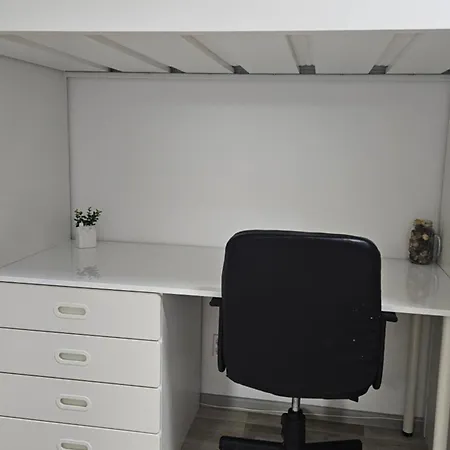 Апартаменти Modern Family Apartment, Free Parking, Self Check-in, Sleeps 5