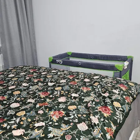 Modern Family Apartment, Free Parking, Self Check-in, Sleeps 5 Апартаменти