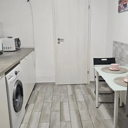 Апартаменти Modern Family Apartment, Free Parking, Self Check-in, Sleeps 5 *