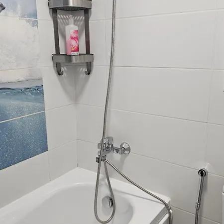 Modern Family Apartment, Free Parking, Self Check-in, Sleeps 5 Апартаменти Бухарест